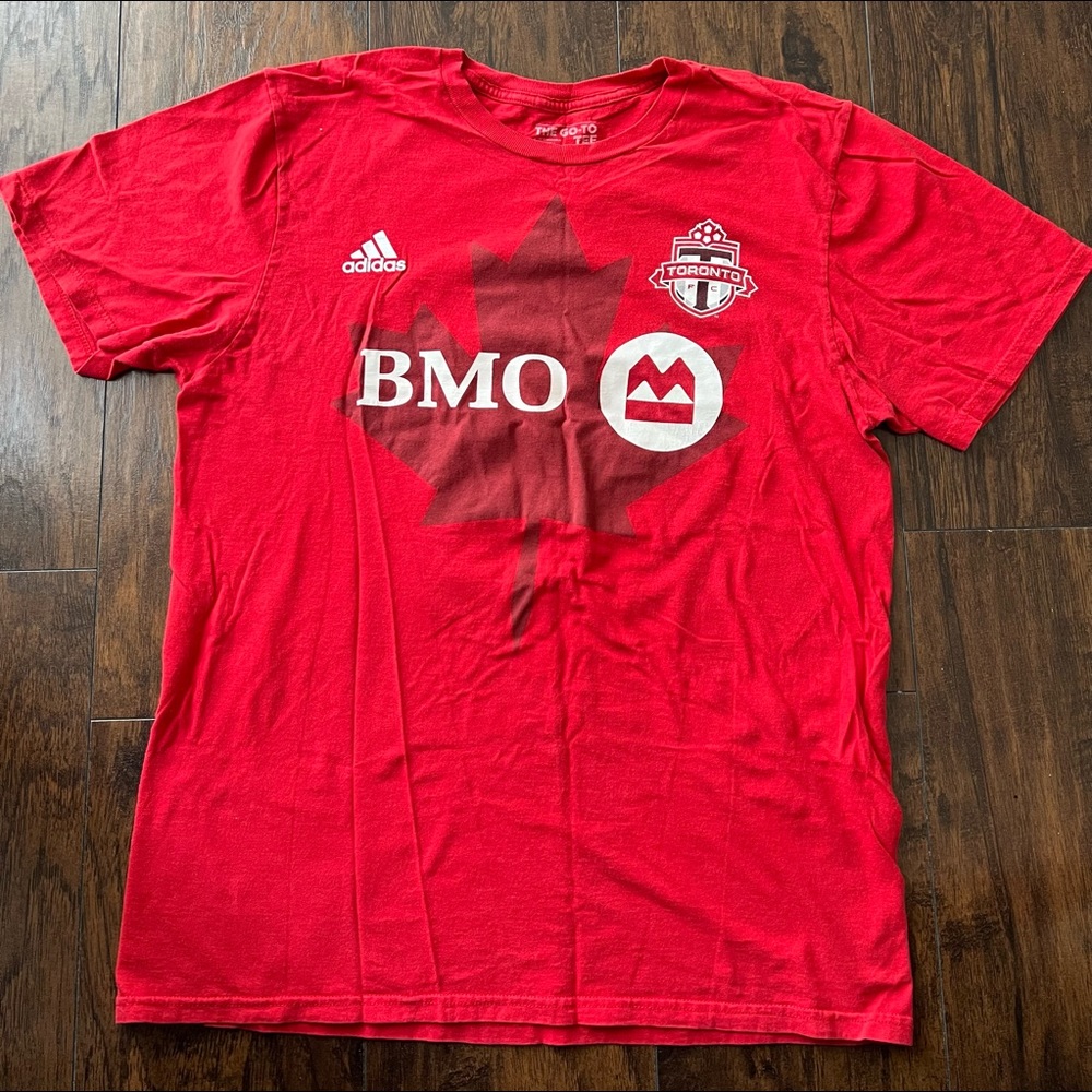 Adidas man’s large red with “De Rosario”white print on back and Canada 🍁 front